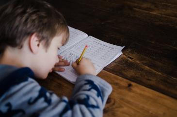 kind helpen met huiswerk werkende ouders tips