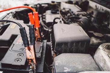 startproblemen auto - tikkend geluid startkabels bij automotor