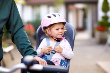 Fietsstoeltje kind regels en leeftijd Kind in fietsstoeltje