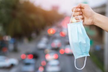 Mondkapje auto verplicht of niet Mondkapje in hand boven autoweg