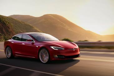 Prijs van Tesla model S Rode Tesla model S op de weg
