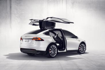 Witte Tesla model X met open deuren