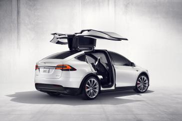 Prijs van Tesla model X Witte Tesla model X met open deuren