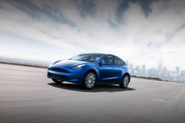 Blauwe Tesla model Y op de weg