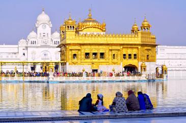 Gouden Tempel India Mensen voor de Gouden Tempel (Harmandir Sahib) in India