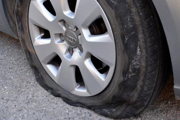 Klapband Auto met een klapband