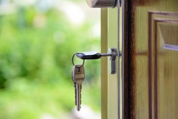 Open huizen dag Sleutel in de voordeur van een open huis