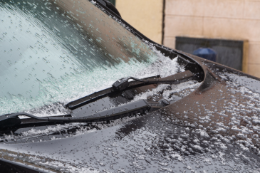 hagel op bevroren autoruit