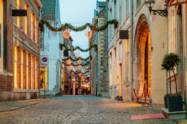 een nederlandse straat met kerstversiering