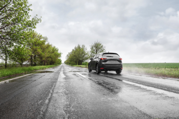 Auto rijdt over wegdek met spoorvorming