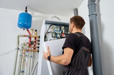 Warmtepomp wordt geïnstalleerd door installateur 