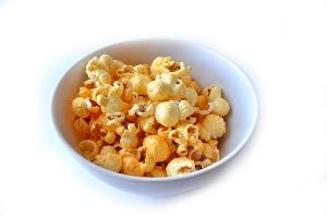 Gezond tussendoortje popcorn Popcorn in een bakje