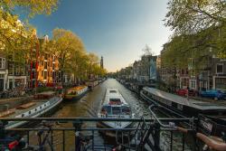 Amsterdamse grachten Varende boot over de Amsterdamse grachten