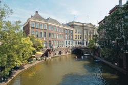 Utrechtse grachten met uitzicht op het stadhuis