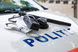 Uitrusting politie op motorkap politiewagen