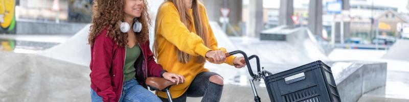 18 jaar zorgtoeslag Afbeelding jongeren op fiets