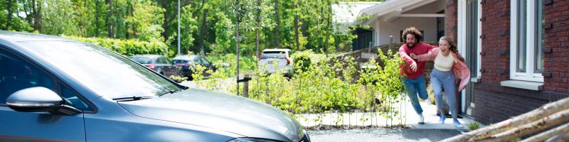 Autoverzekering Stel rennend naar de auto