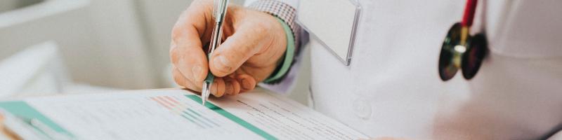 Zorgkosten eigen risico Arts maakt aantekening