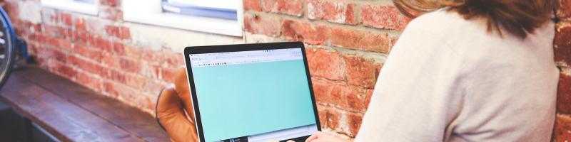 Mijn Promovendum zorgverzekering Vrouw op laptop
