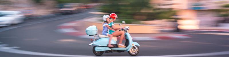 Passagier aangereden Passagier op scooter