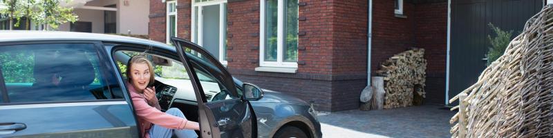 Vrouw stapt uit auto