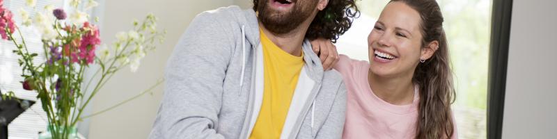 Man-en-vrouw-lachend Man-en-vrouw-lachend