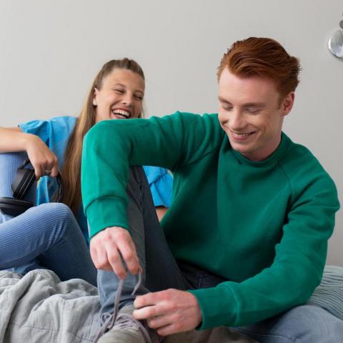 18 jaar studentenzorgverzekering 18 jarigen op bed lachen