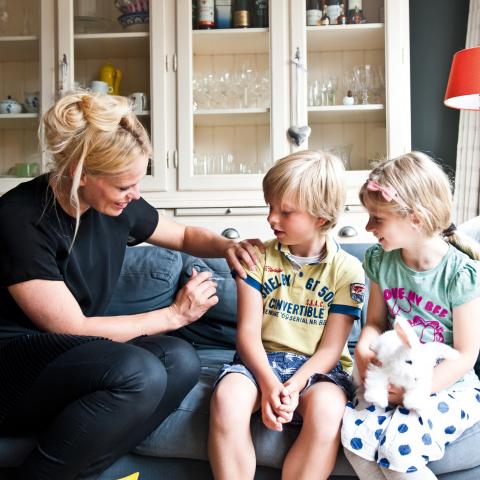 Thuisvaccinaties Kinderen worden thuis gevaccineerd