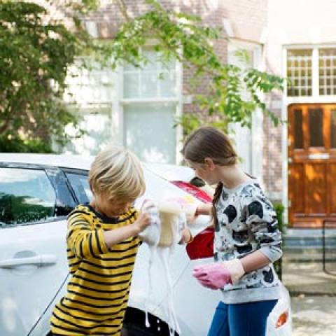 kinderen wassen auto