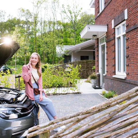 Vrouw heeft pech met auto