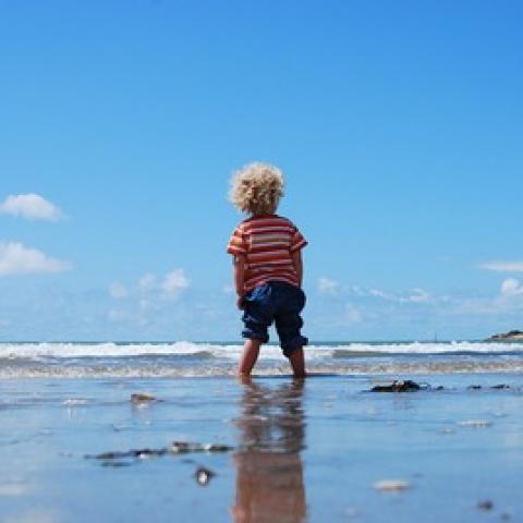 kind op strand