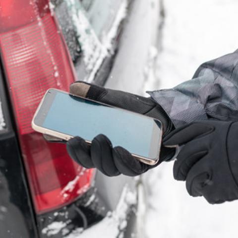 Autopech in sneeuw Pechhulp bellen in sneeuw