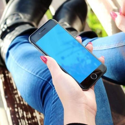 kortlopende doorlopende annuleringsverzekering vrouw op telefoon