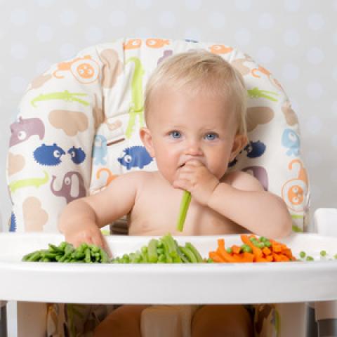 baby eet groenten