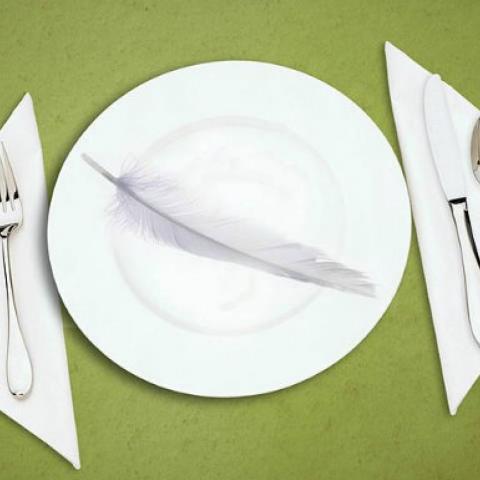 bordje met bestek en servetjes