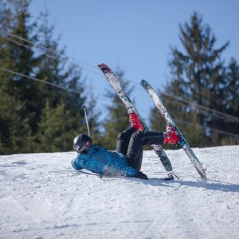 Man gevallen met skieën