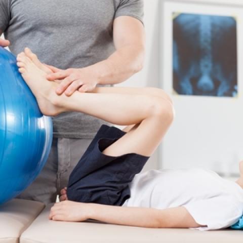 vergoeding fysiotherapie fysiopatiënt doet oefening met grote bal