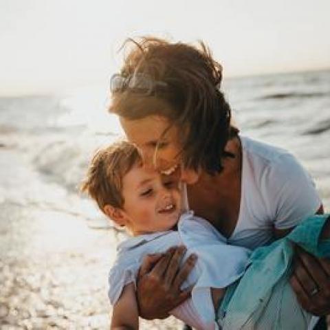 moeder en zoon op het strand