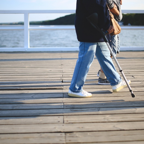 vergoeding krukken rollator persoon loopt op krukken