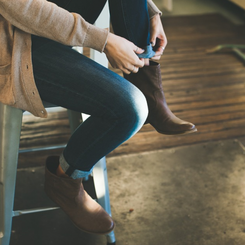 vergoeding steunzolen hulpmiddelen vrouw trekt schoen aan
