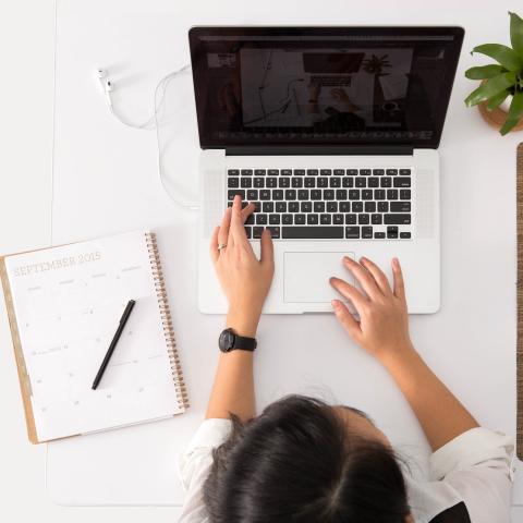 verzekerd oververzekerd laptop en schrift