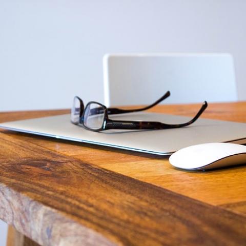 verzekeringen huis inboedel 2021 laptop en bril op tafel