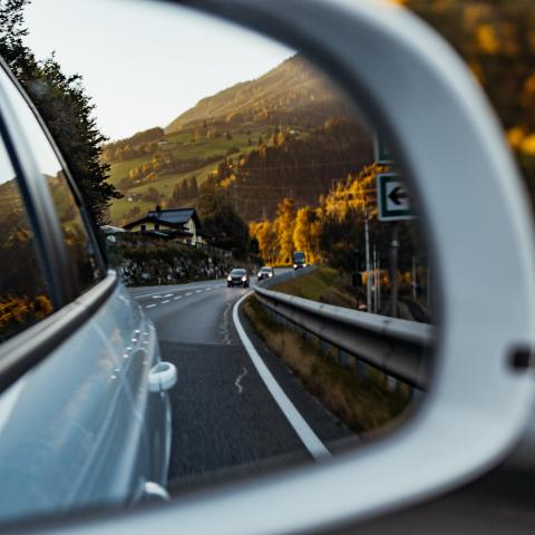 Spiegel auto met weg van Slovenië erin