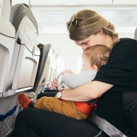 baby met moeder in vliegtuig