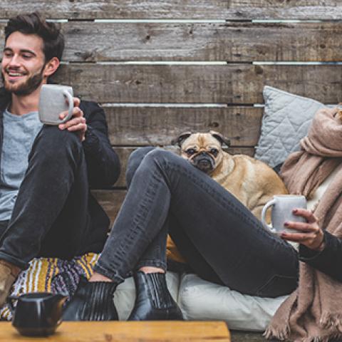 mensen drinken buiten warme koffie