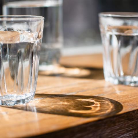 water drinken gezond glazen water
