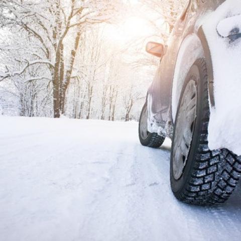 autobanden in de sneeuw