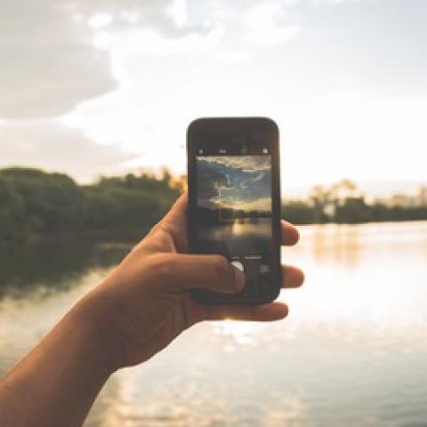 Smartphone maakt foto van natuur