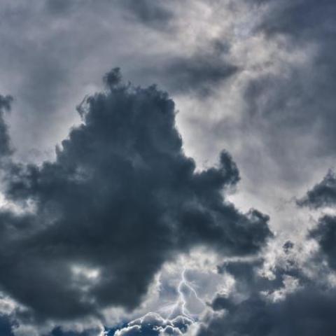 stormschade verzekeringen donkere lucht