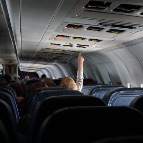 Kind in vliegtuig